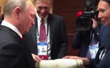 Путину с опаской взял свитер от отважной перуанки