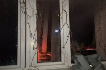 Митингующие перепутали офис Медведчука с салоном красоты и побили в нем окна