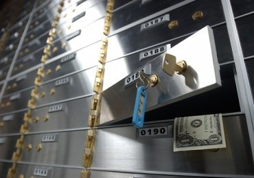 Сотрудник российского банка воровал деньги из ячеек VIP-клиентов