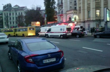 В центре Киева полиция и «скорые», закрыта станция метро