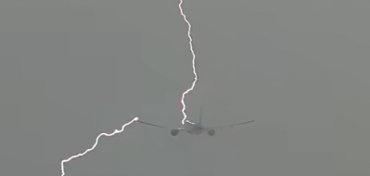 Молния ударила в самолёт KLM во время взлёта