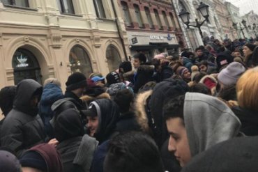 Тысячи людей в центре Москвы толпились в очереди за бесплатными кроссовками