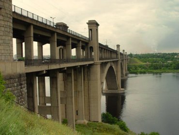 В Запорожье начал обваливаться мост Преображенского