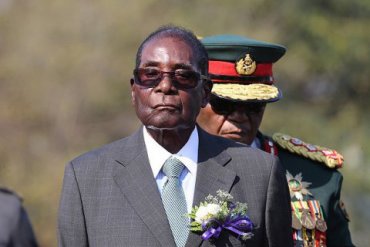 После отставки Мугабе на улицы столицы Зимбабве вышли тысячи людей
