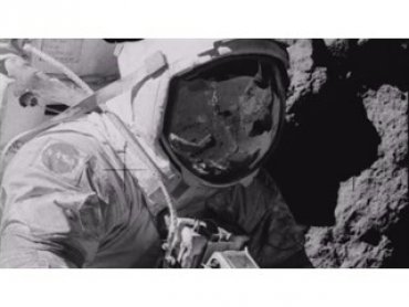 На снимке НАСА человек без скафандра стоит на поверхности Луны