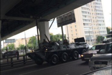 В Москву вошла колонна бронетехники