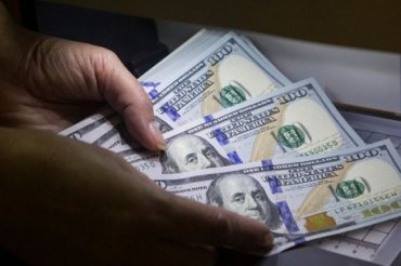 Дорожающий в Украине доллар массово скупают