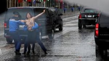 Полуобнаженная активистка Femen пыталась запрыгнуть на кортеж Трампа
