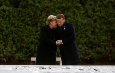Меркель в Париже приняли за жену Макрона