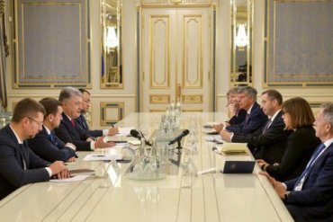 Порошенко призвал ЕС и США усилить давление на Россию