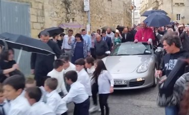 На Мальте детей заставили тянуть священника на Porsche к церкви