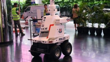 В Сингапуре приступил к работе Робокоп