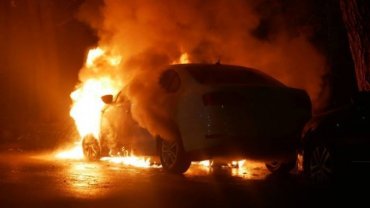 В Киеве сожгли автомобиль с российскими дипномерами