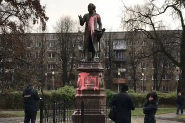 В Калининграде облили краской памятник немецкому философу Канту
