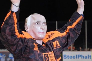 Российский хоккеист вышел в Англии на лед в маске Путина