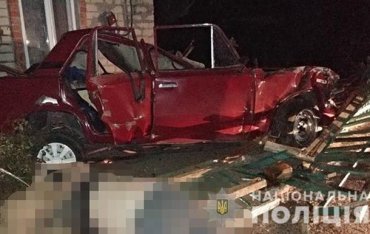 В Запорожской области ВАЗ врезался в жилой дом: двое человек погибли