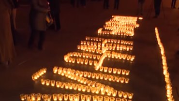Перед офисом президента выложили свечами надпись «Майдан близко»