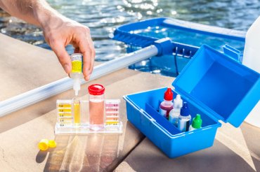 Химия для ухода за бассейном от компании «Aquadoctor»