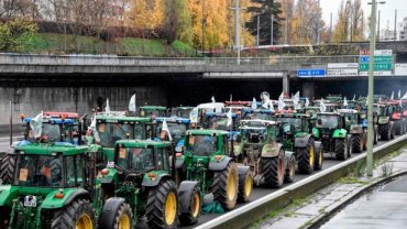 Фермеры на 1500 тракторах заблокировали въезды в Париж