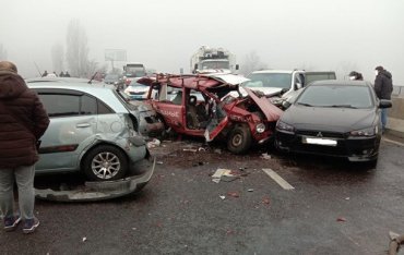 На выезде из Одессы столкнулись 17 автомобилей