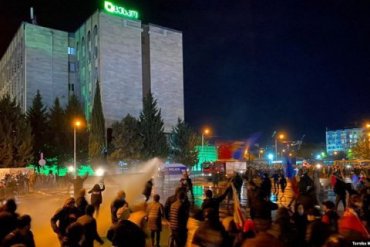 Полиция применила водометы против демонстрантов у здания ЦИК в Тбилиси