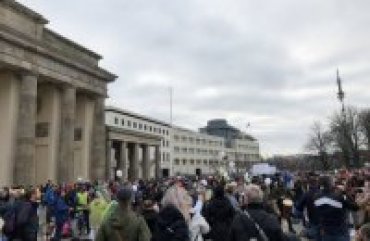 Полиция Берлина водометами разогнала противников карантина