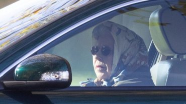Елизавета II в темных очках за рулем “Ягуара” выехала из Виндзорского замка