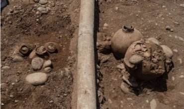 В столице Перу при прокладке трубы наткнулись на захоронение индейцев, которому 2000 лет