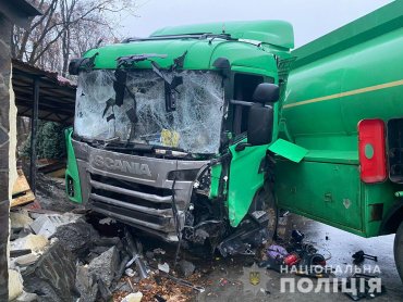 На Закарпатье легковушка влетела в грузовик: есть погибший
