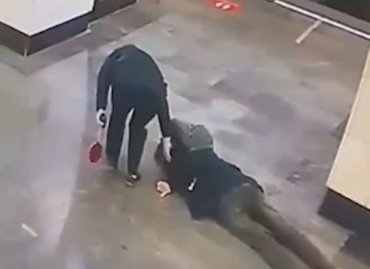 В московском метро умер человек, его тут же обокрали. Видео