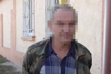 На Одесчине мужчина приковал работника цепью к столбу. Видео