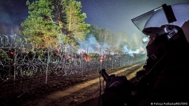 Готовят к прорыву границы: белорусские военные разадают мигрантам оборудование и газ