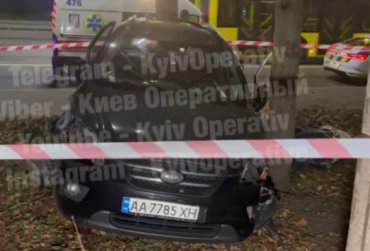 В Киеве водитель такси с пассажиром умер за рулем: авто влетело в дерево