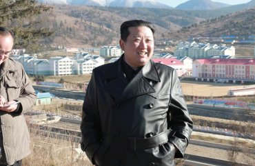 Похудевший и в черном плаще: Ким Чен Ын впервые за месяц показался на людях