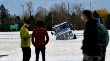Наводнение в Канаде смывает железнодорожные пути, дороги и мосты: есть погибшие