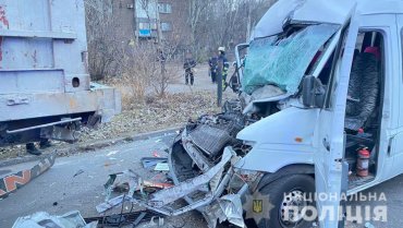 В Запорожье маршрутка въехала в грузовик: есть пострадавшие