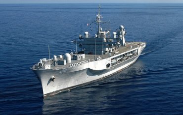 Может парализовать оборону и перехватить контроль над оружием: США отправили в Черное море «корабль-хакер»