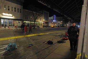 В США внедорожник влетел в людей на рождественском параде: есть погибшие и раненые