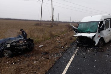 На Закарпатье легковушка влетела в микроавтобус: трое погибших