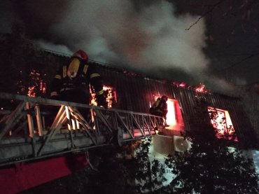 Зарево над всем районом: в Киеве на рассвете вспыхнуло офисное здание