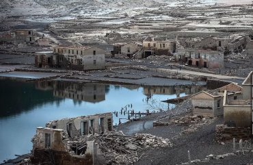 Город-призрак, затопленный в Испании 30 лет назад, восстал из глубин. Фото