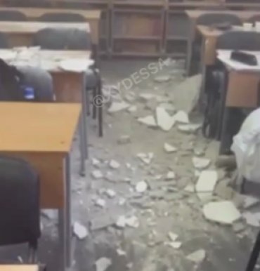В Одессе на детей во время урока обрушился потолок, есть пострадавшие. Видео
