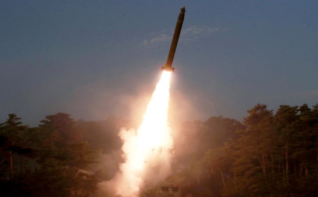 КНДР запустила 10 ракет: впервые одна из них упала возле границы с Южной Кореей