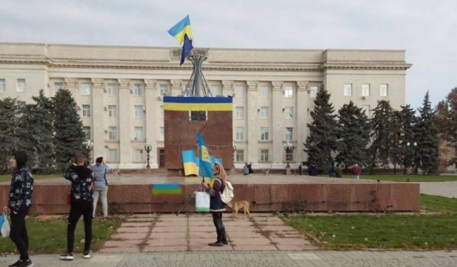 Украинские защитники вошли в Херсон: весь город стал желто-голубым. Видео