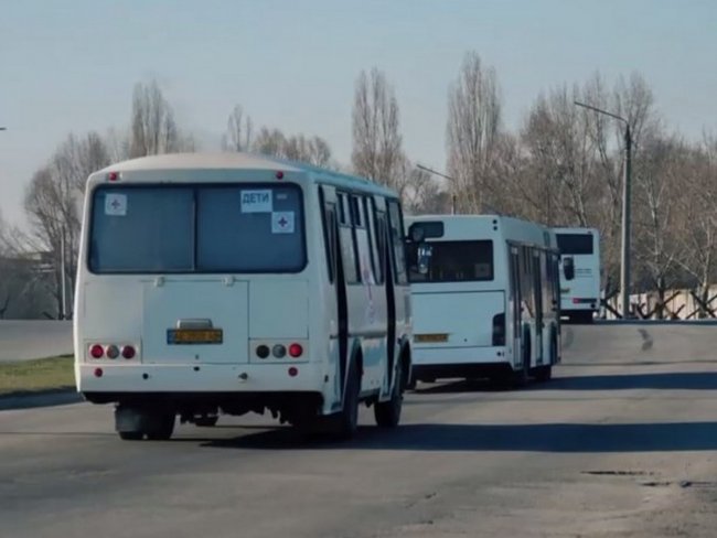 Россияне эвакуируют коллаборантов с семьями из Новой Каховки