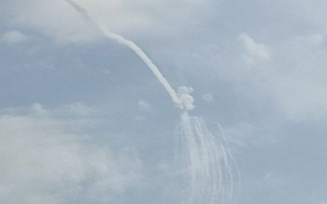 В Запорожье ПВО отразило вражеский удар: обломки ракет упали на улице города