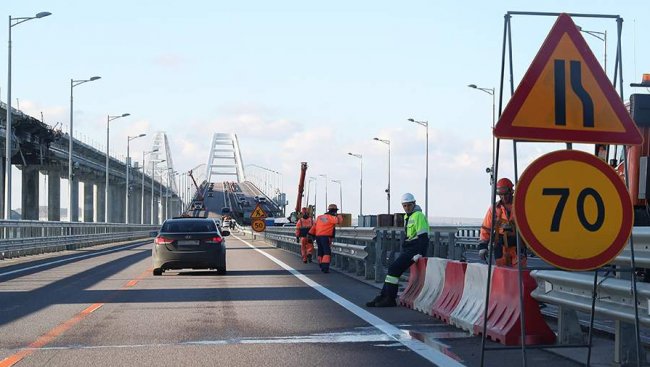 Оккупанты возобновляют движение автотранспорта через Керченский мост