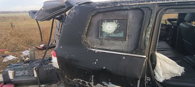 У мережі з’явилися фото машини Стремоусова зі слідами куль