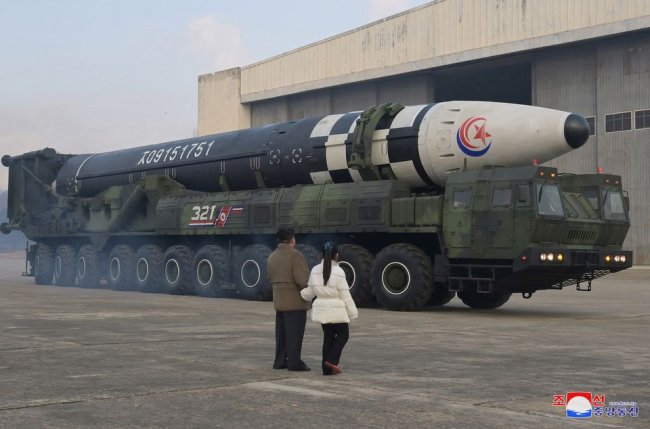 Ким Чен Ын сводил дочь на запуск межконтинентальной ракеты