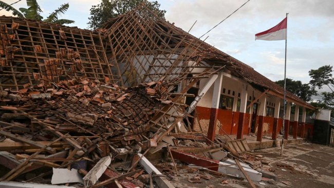 В Индонезии на острове Ява мощное землетрясение: десятки погибших, сотни раненых